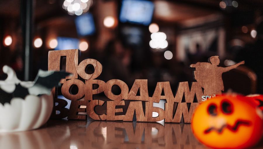 Хэллоуин на игре Squiz: участники в костюмах