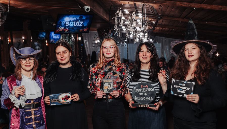Хэллоуин на игре Squiz: участники в костюмах
