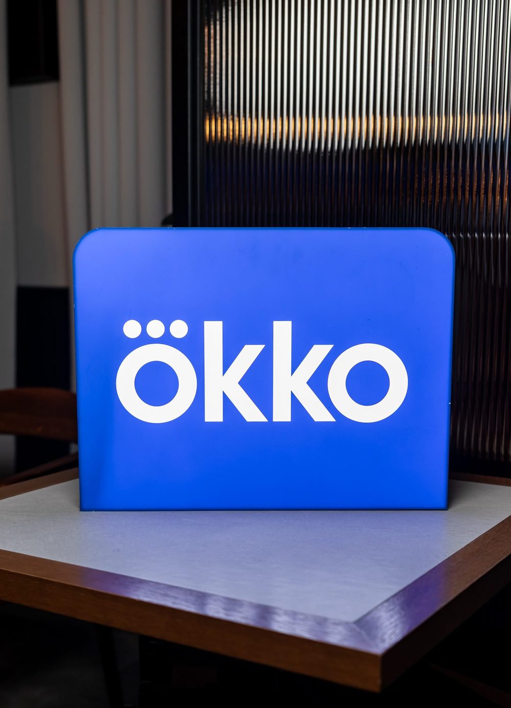 Световой короб Okko на столе в зале ресторана Canteen
